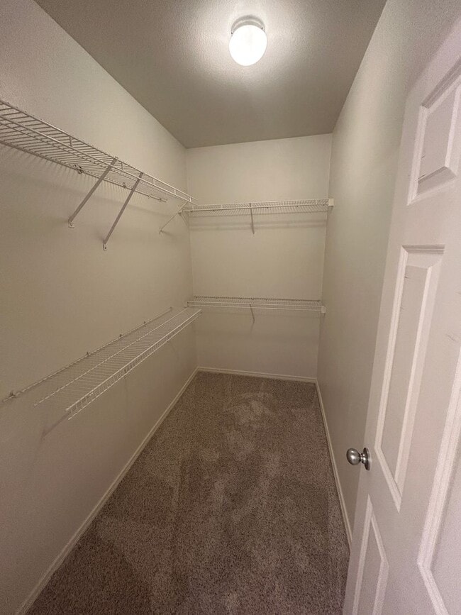 Building Photo - 3 Bed, 2 bath 3rd floor Condo w/garage in ...