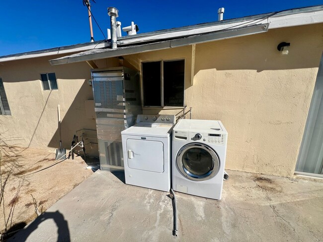 Building Photo - Cozy 3-Bedroom Home Near 29 Palms Base & J...