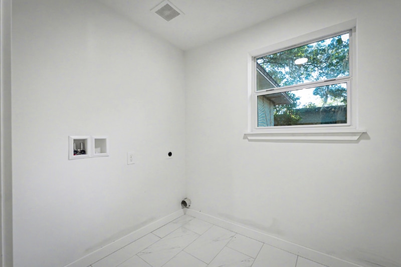 Building Photo - 5827 Ansley St