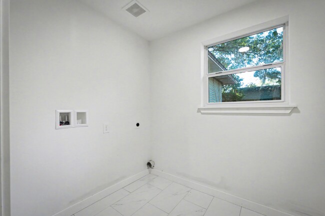 Building Photo - 5827 Ansley St