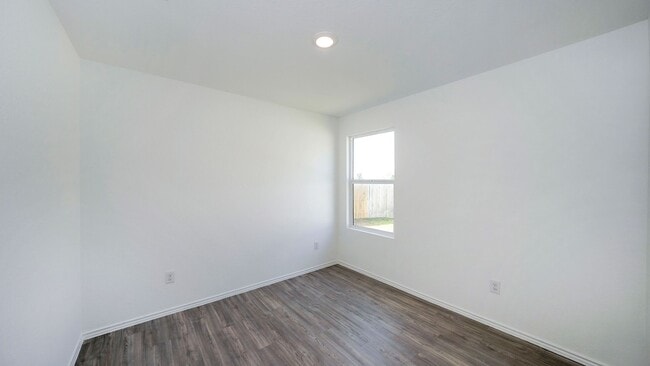 Building Photo - Spacious 4-bedroom, 2-bath located in Summerhill subdivision