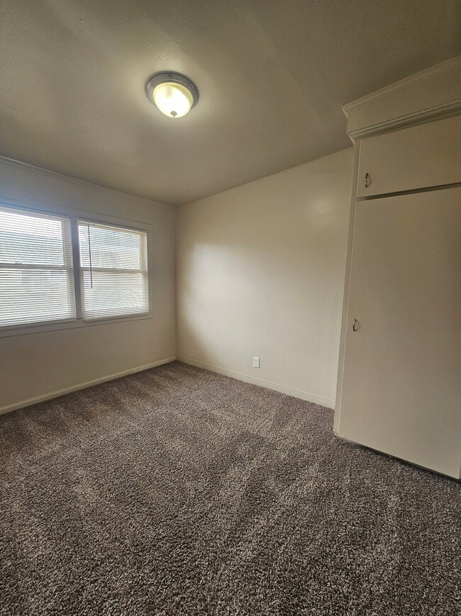 Building Photo - 450 N 3rd W