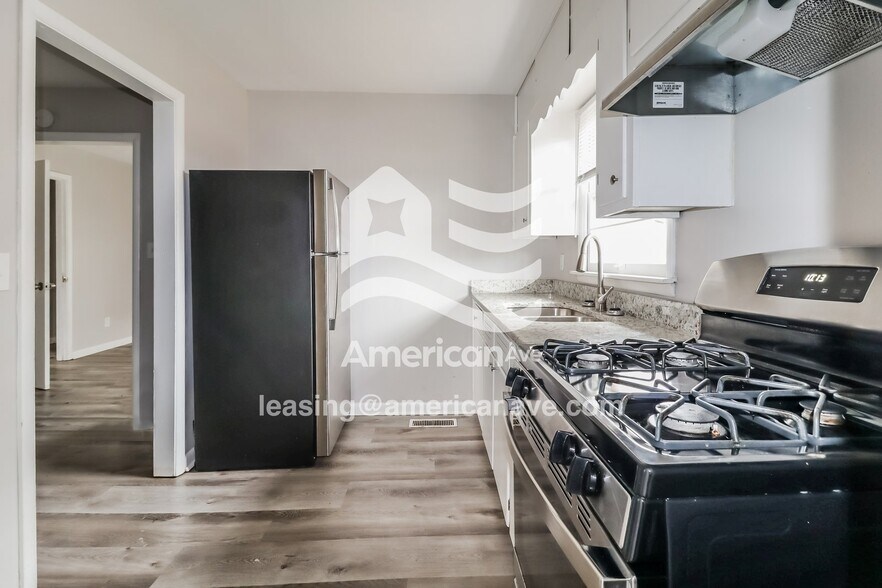 Building Photo - 25 10th Ave SW