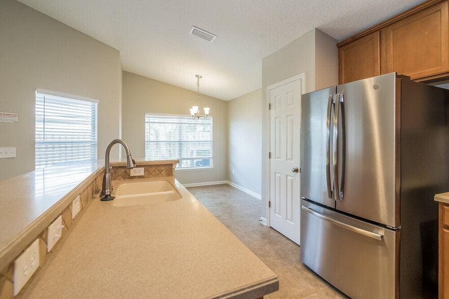 Building Photo - 2109 S Cranbrook Ave