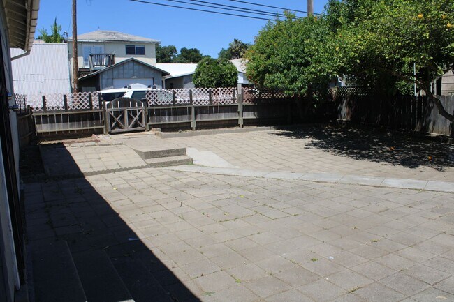 Building Photo - Three Bedroom, One Bathroom Single Family Home in Isleton.