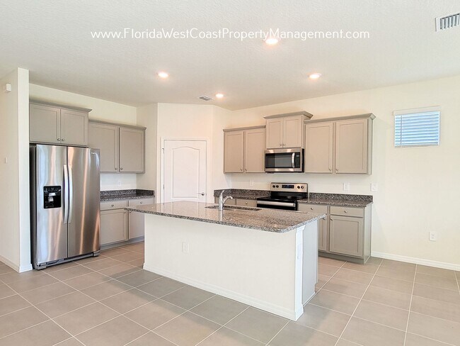 Building Photo - LAKEWOOD RANCH! 4 BEDROOM/2 BATH/ PET FRIENDLY! COMMUNITY POOl! READY for MARCH 2026