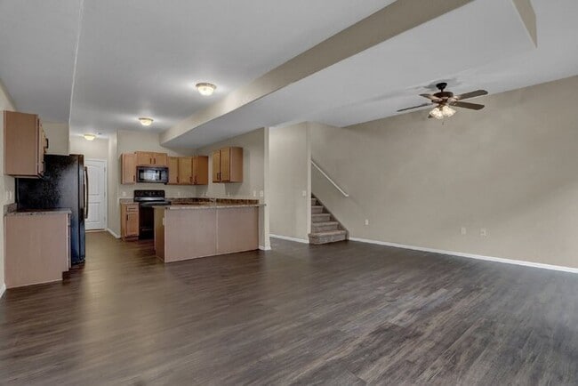 Building Photo - Oct Rent Free. 2 Bed 2.5 Bath 1 Car. Mins ...