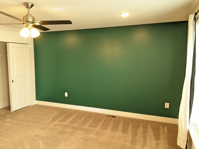 Building Photo - Gorgeous Newer Build (2019) 4 level townho...