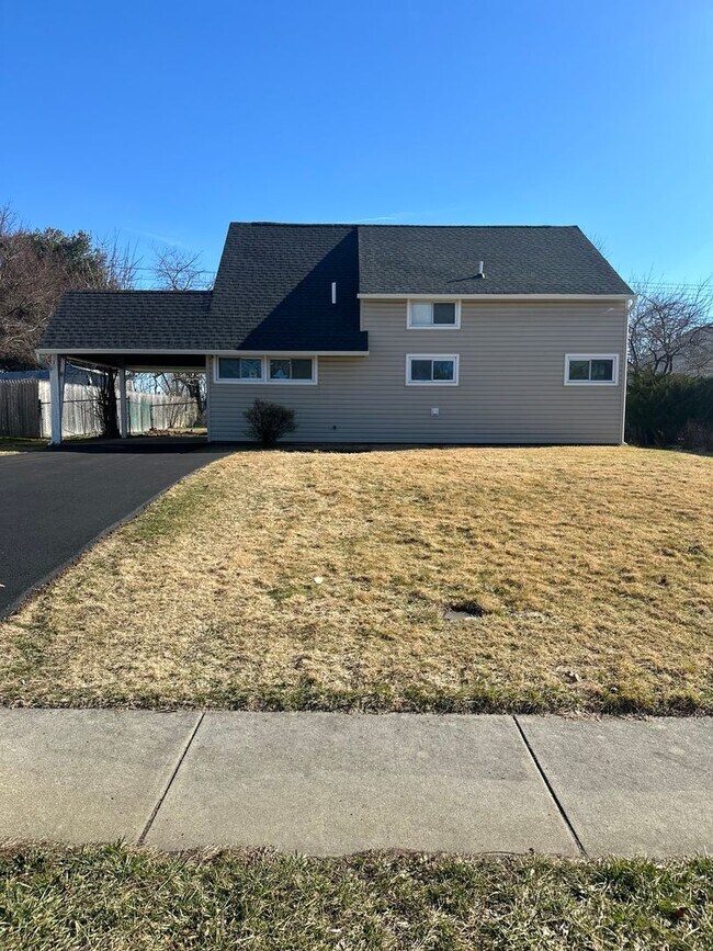 Building Photo - Renovated Pennsbury School District 4 bedroom 2 bath in North Park in Levittow PA Falls Twp.  Lar...