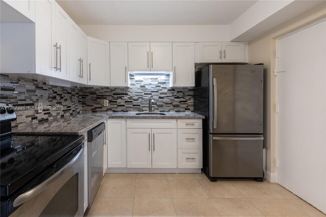 Building Photo - 2025 NE 164th St