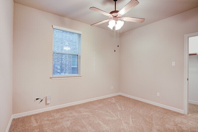 Building Photo - 2212 Dillon Pond Ln