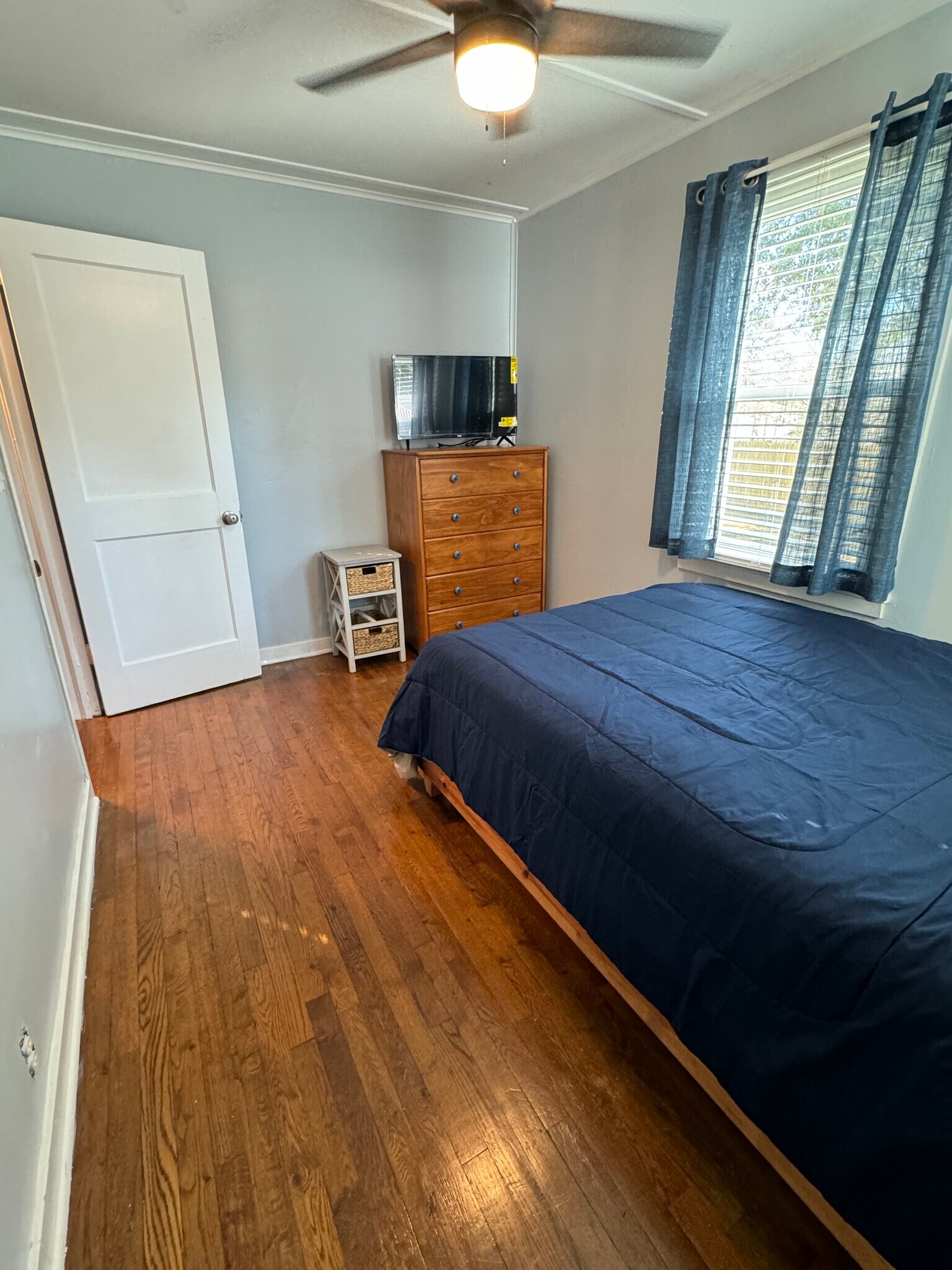 Bedroom with full size bed - 1104 Kenwood Ave