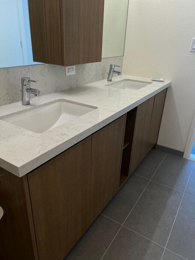 Building Photo - ** 2 BEDROOM 2 BATH** 2 covered PARKING, O...