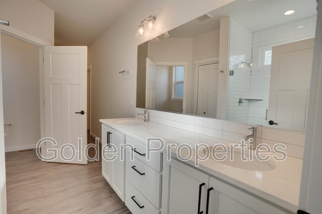 Building Photo - 2172 W Camus Dr