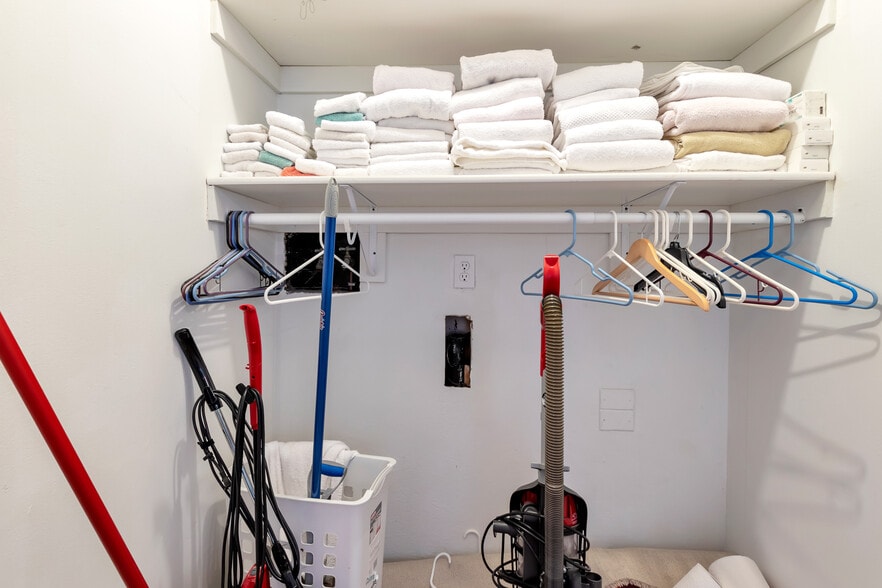 Closet on main - 1693 E Fort Union Blvd