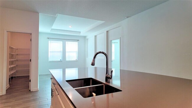 Building Photo - 6366 Lakepine St