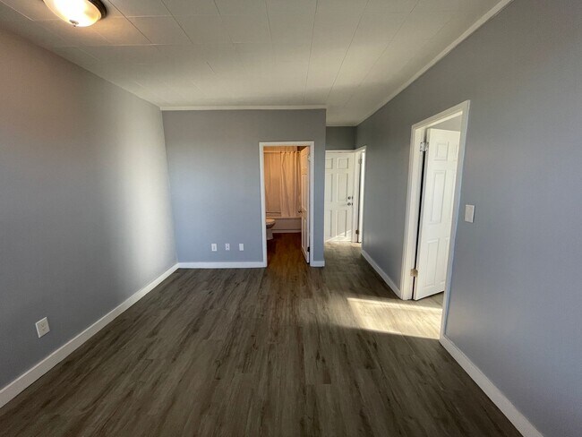 Building Photo - Third floor, 2 bedroom, 1 Bath in Manchest...
