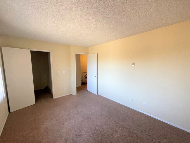 Building Photo - Centrally Located McKeon Condo