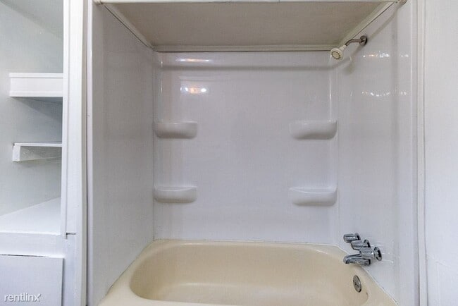 Building Photo - 3 br, 1 bath House - 23081 Springbrook Dr