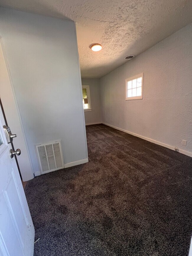 Building Photo - 1921 S Hackley St