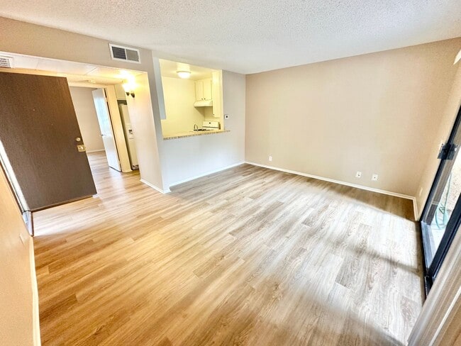 Building Photo - PET FRIENDLY One Bedroom Condo in a Peacef...