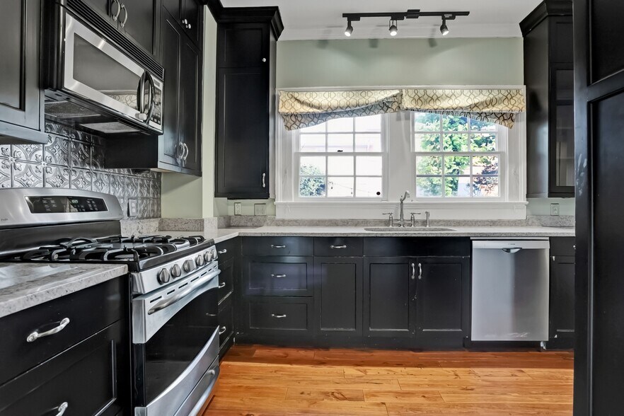Building Photo - 403 Tattnall St