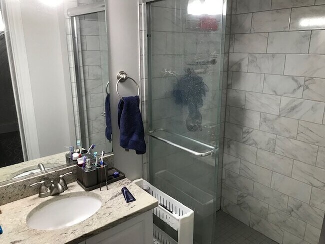 Building Photo - Nicely renovated 2 bed in the heart of Fenway!