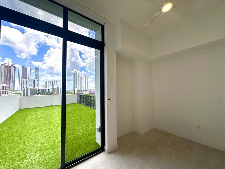 Building Photo - 1936 NW 2nd Ct