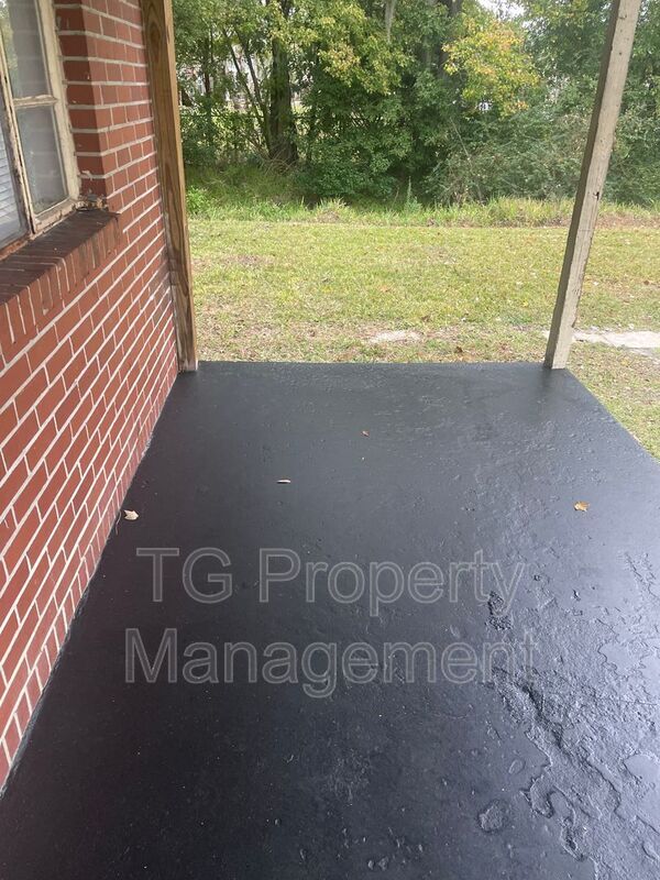 Building Photo - 5205 Hollycrest Dr