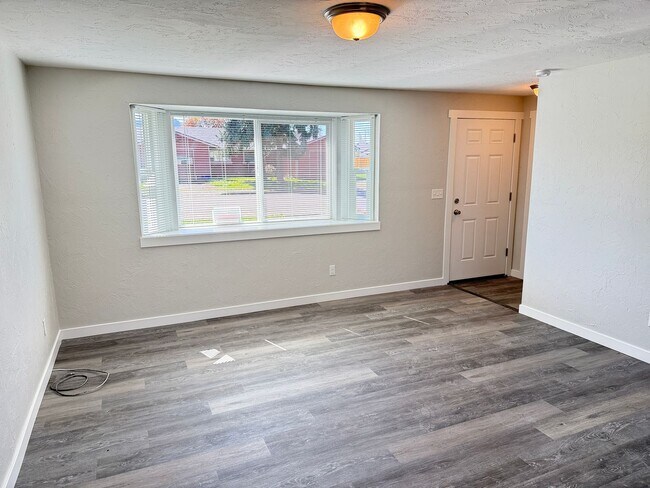 Building Photo - New 2 bed 1 1/2 bath duplex in Springfield!