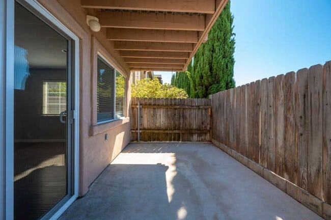 Building Photo - Charming 3bd/2.5 bath Condo
