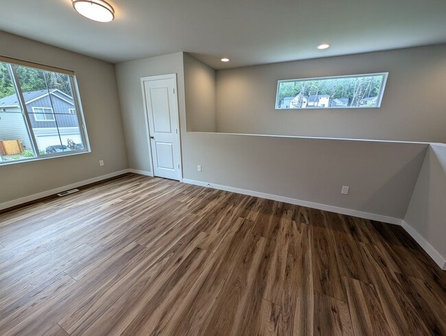 Building Photo - Pristine Bremerton 3 Bedroom Home AVAILABL...