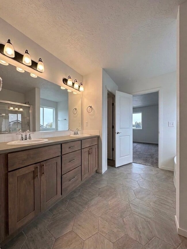 Building Photo - Beautiful Home in the Valley