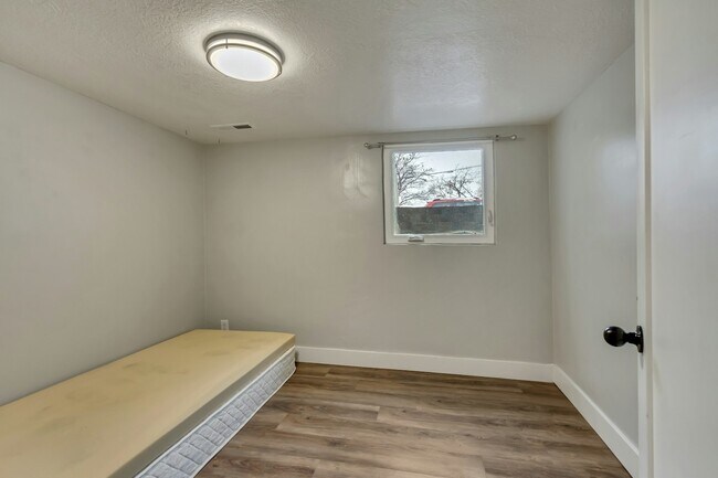 Building Photo - 718 N 100 W St