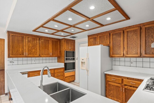 Building Photo - Beautiful big house with great school district. Gustavo Lopez AMSI