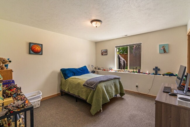 Building Photo - For Rent – Lower-Level Duplex in Sheridan