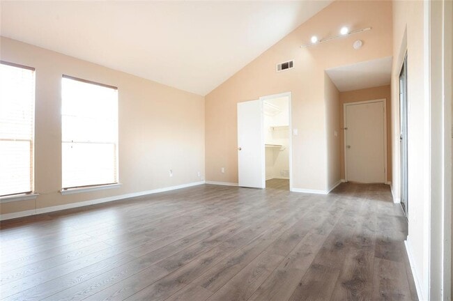 Building Photo - 11030 Petworth Dr