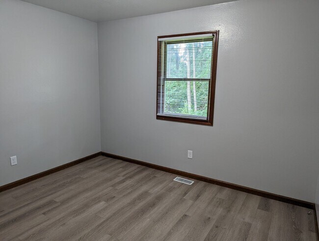 Building Photo - 303 E Palm Dr