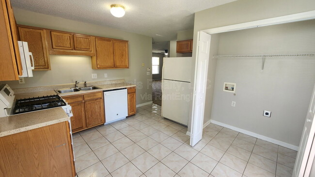 Building Photo - 7336 Bramble Oak Dr