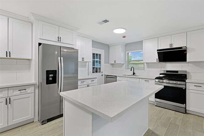Building Photo - 7103 Lugary Dr