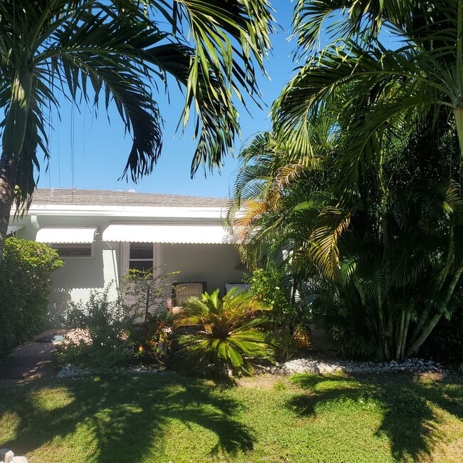 Building Photo - 202 W High Point Terrace