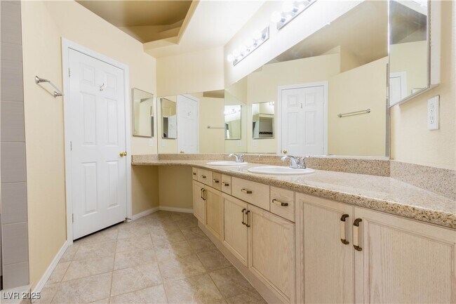 Building Photo - 4633 Califa Dr