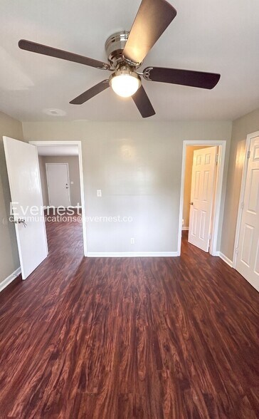 Building Photo - 969 Forest Ave