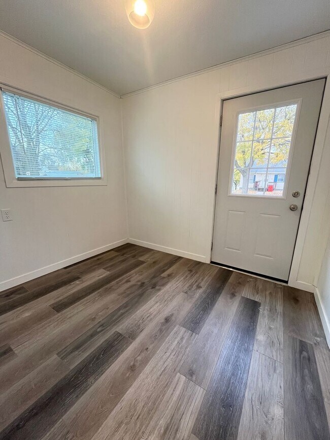 Building Photo - 4 Bed/1.5 Bath Rental Home in Central Sioux Falls!