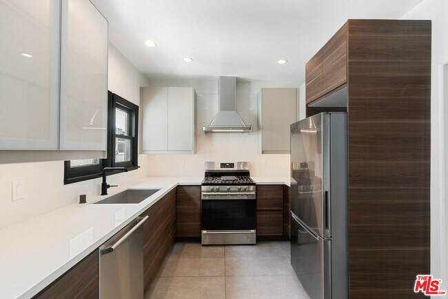 Building Photo - 458 N Sierra Bonita Ave