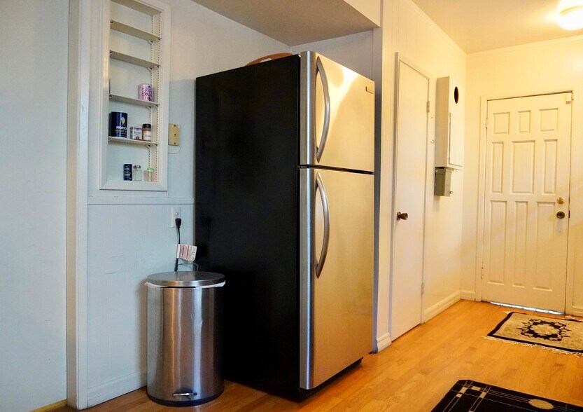 Building Photo - 1220 S Woods Ave