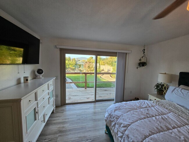 Building Photo - Stunning 4BR/2BA Fortuna home in quiet nei...