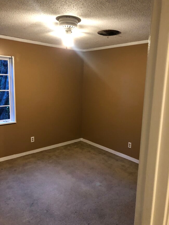 Building Photo - 22 Longview Dr