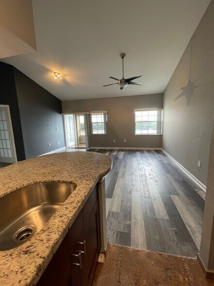 Building Photo - 2850 N Oakland Forest Dr
