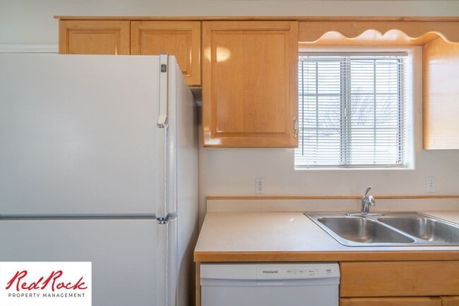 Building Photo - 2 Bedroom Townhome Available